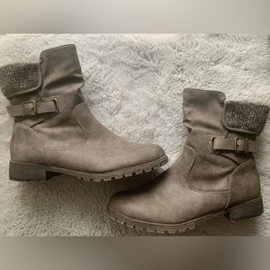 Maurice’s boots. Size 10. Great condition.